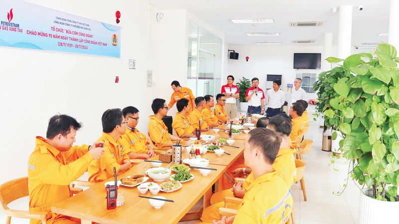 “Bữa cơm Công đoàn” cho người lao động tại Công ty Chế biến khí Vũng Tàu (tại tỉnh Bà Rịa-Vũng Tàu). 