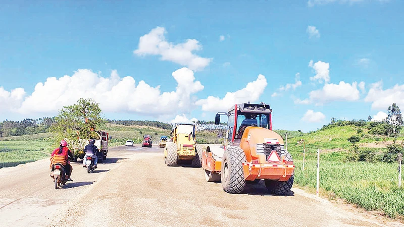 Xây dựng tuyến đường cao tốc Quy Nhơn-Pleiku sẽ giúp giảm áp lực giao thông trên tuyến Quốc lộ 19. 