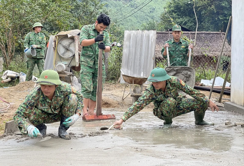 Bộ đội Đồn Biên phòng Tam Hợp, huyện Tương Dương, tỉnh Nghệ An hỗ trợ nhân dân làm đường giao thông. 