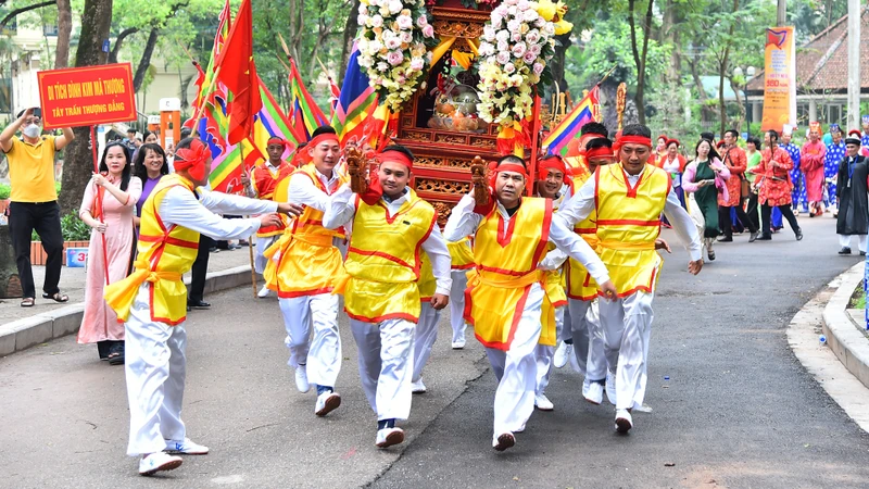 Nghi thức cung nghinh Thánh giá tại Lễ hội truyền thống “Thập tam trại” (quận Ba Đình). (Ảnh MỸ HÀ) 