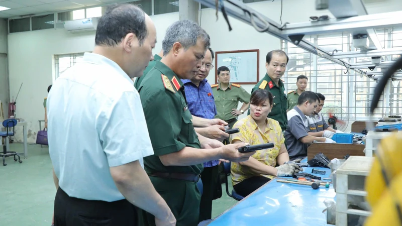 Đoàn công tác Ủy ban Quốc phòng, an ninh của Quốc hội khảo sát tại Công ty Thanh Bình-BCA. (Ảnh MINH VŨ) 