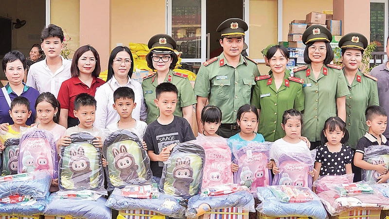 Quỹ Trăng khuyết đồng hành cùng Ban Thanh niên, Ban Phụ nữ và Công đoàn CAND mang theo 12 tấn hàng cứu trợ đến với bà con tại các xã Quảng Bạch, Đồng Lạc và Nam Cường (huyện Chợ Đồn, tỉnh Bắc Kạn).