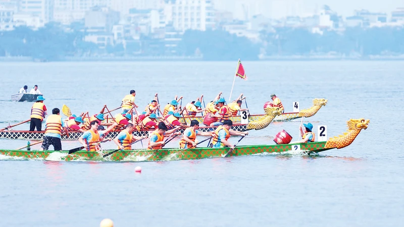 Các đội tranh tài trong Giải bơi chải thuyền rồng Hà Nội mở rộng 2024. 