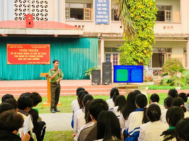 Trường THPT Tân Uyên (Lai Châu) tổ chức sinh hoạt chuyên đề với nội dung tuyên truyền về sử dụng mạng xã hội an toàn, văn minh và phòng chống bạo lực học đường.