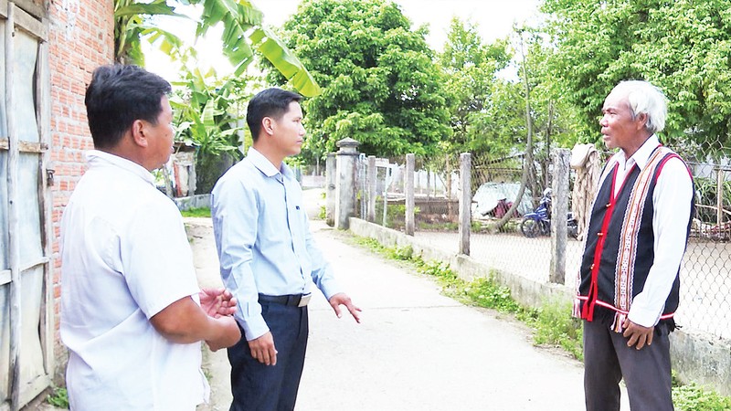 Già làng A Nhen (bên phải) tuyên truyền, vận động nhân dân thôn Đăk Tiêng K’Lah chăm lo phát triển kinh tế gia đình. 