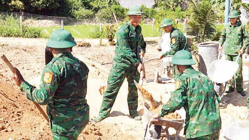 Cán bộ, chiến sĩ Đồn Biên phòng Cát Khánh tham gia xây dựng nhà cho chị Lê Thị Mười ở thôn An Nhuệ, xã Cát Khánh, huyện Phù Cát (Bình Định). 