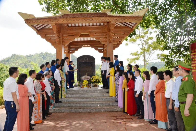 Chi bộ Ban Tuyên giáo Tỉnh ủy Lạng Sơn tổ chức sinh hoạt chuyên đề tại di tích đình Háng Pài, xã Thụy Hùng, huyện Cao Lộc, tỉnh Lạng Sơn. 