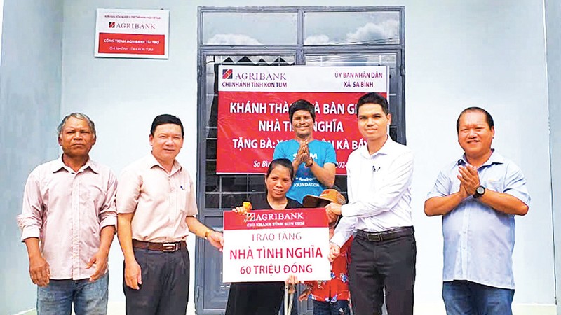 Đại diện Báo Nhân Dân và Ngân hàng Agribank cùng đại diện xã Sa Bình trao nhà tình nghĩa cho gia đình chị Y Ung (thôn Kà Bầy, xã Sa Bình, huyện Sa Thầy).