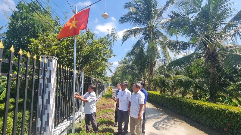 Thực hiện mô hình “3 xanh, 4 có, 5 không” giúp đường quê thêm sáng, xanh, sạch, đẹp. 