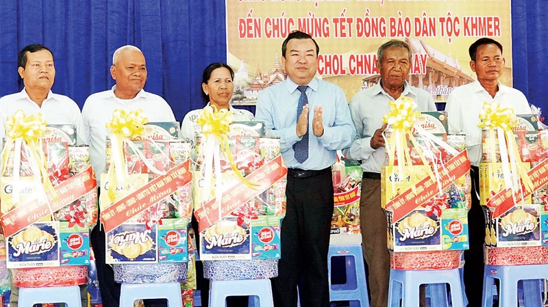 Phó Bí thư Thường trực Tỉnh ủy Tây Ninh Phạm Hùng Thái trao quà tặng bà con dân tộc Khmer nhân dịp Tết Chol Chnam Thmay. 