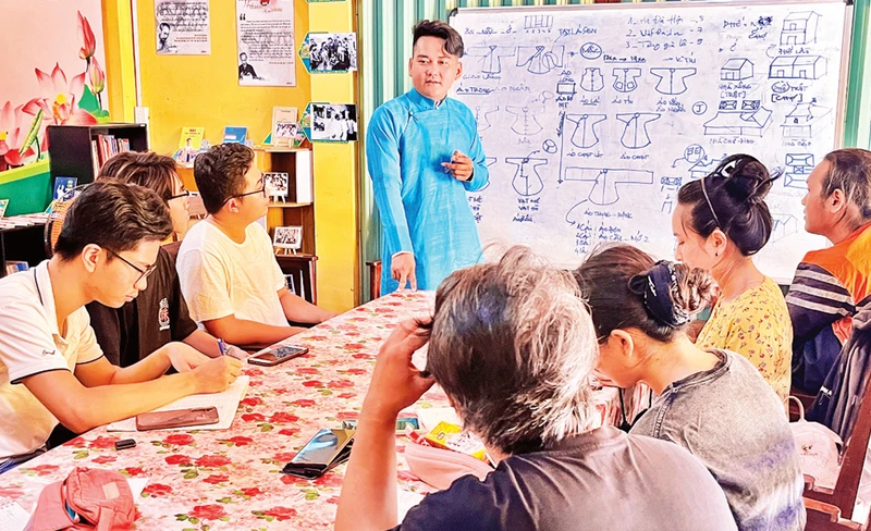 “Cổ lệ học đàng” là lớp học về văn hóa truyền thống được nhiều bạn trẻ yêu thích. 