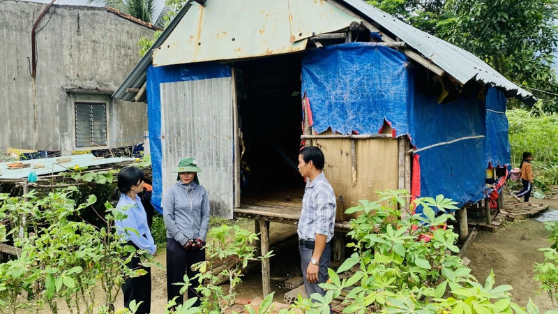 Cán bộ huyện Vân Canh, tỉnh Bình Định vận động người dân xóa bỏ nhà tạm, nhà dột nát. 