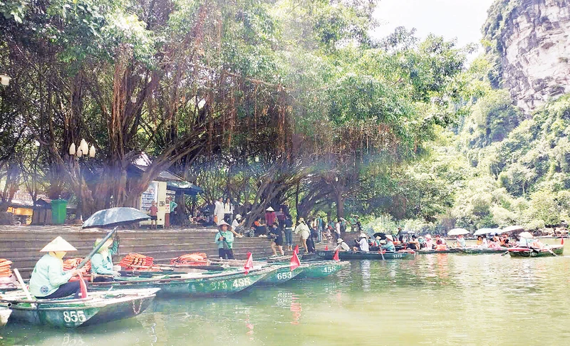 Bến thuyền Tràng An. 