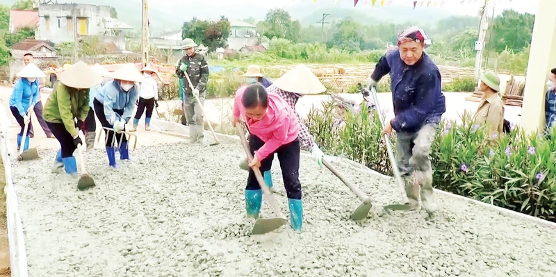 Người dân xã Lâm Ca, huyện Đình Lập (Lạng Sơn) đổ bê-tông đường giao thông nông thôn. 