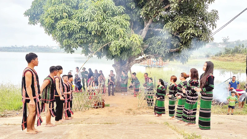 Tái hiện nghi lễ cúng bến nước của người M’nông Preh, xã Nâm Nung, huyện Krông Nô, tỉnh Đắk Nông. 