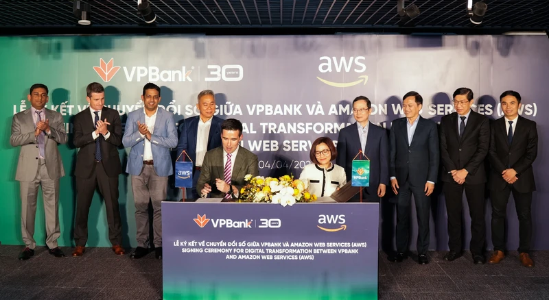 VPBank và AWS ký kết hợp tác.
