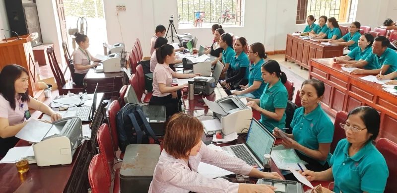 Ngân hàng chính sách xã hội huyện Nam Đàn giải ngân vốn tại Điểm giao dịch xã.
