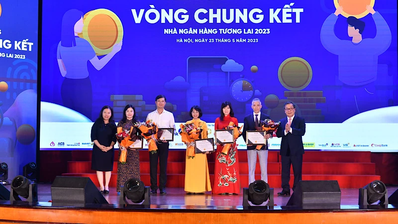 Phó Thống đốc Nguyễn Kim Anh tặng hoa và giấy chứng nhận cho Ban giám khảo cuộc thi "Nhà ngân hàng tương lai".