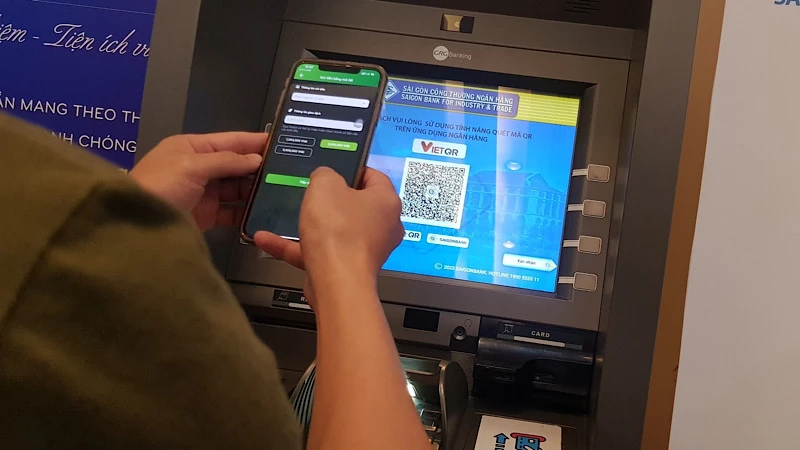 Khách hàng trải nghiệm rút tiền qua mã VietQR tại cây ATM.