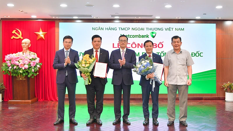Các đại biểu trao quyết định và tặng hoa chúc mừng hai Phó Tổng Giám đốc Vietcombank