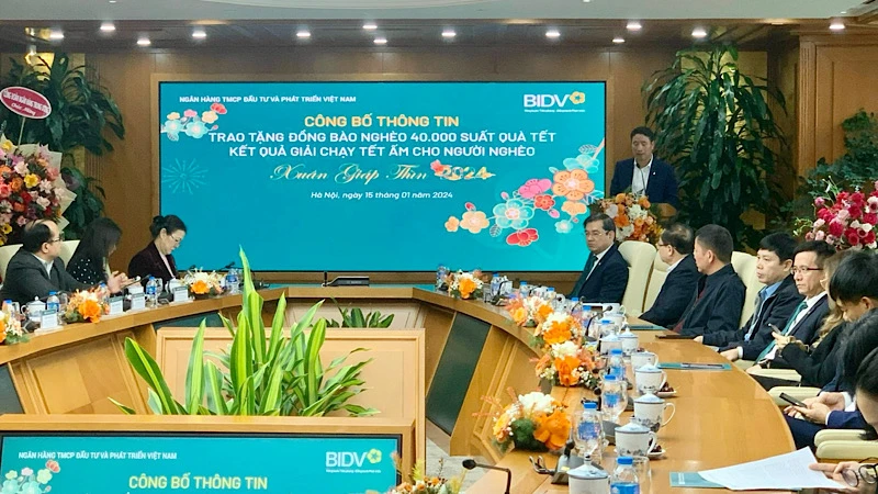 Đón Xuân Giáp Thìn 2024, BIDV dành 20 tỷ đồng tặng 40.000 phần quà Tết cho đồng bào nghèo.