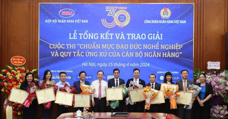 Phó Thống đốc Đào Minh Tú trao các giải thưởng chung cuộc cho các cá nhân đạt thành tích xuất sắc nhất và các tập thể tham gia tích cực nhất. 