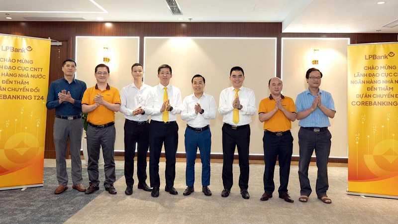 Ông Lê Hoàng Chính Quang – Phó cục trưởng phụ trách Cục công nghệ thông tin Ngân hàng Nhà nước Việt Nam cùng các cán bộ tới thăm và chụp ảnh lưu niện với lãnh đạo Tổ Dự án chuyển đổi CoreBanking T24 của LPBank.