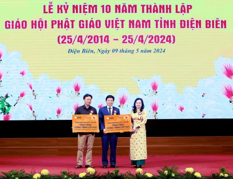 Bà Ngô Thu Hà - Tổng Giám đốc SHB trao tặng 2 công trình lớp học tại các trường phổ thông dân tộc bán trú tiểu học xã Sín Chải và xã Phình Giàng, tỉnh Điện Biên.
