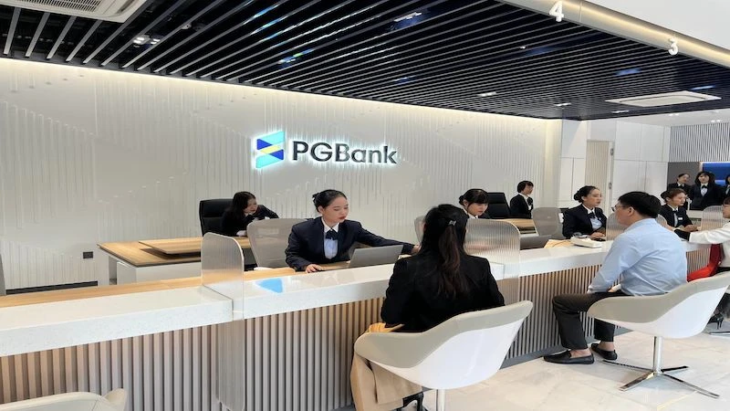 Giao dịch khách hàng tại PGBank.