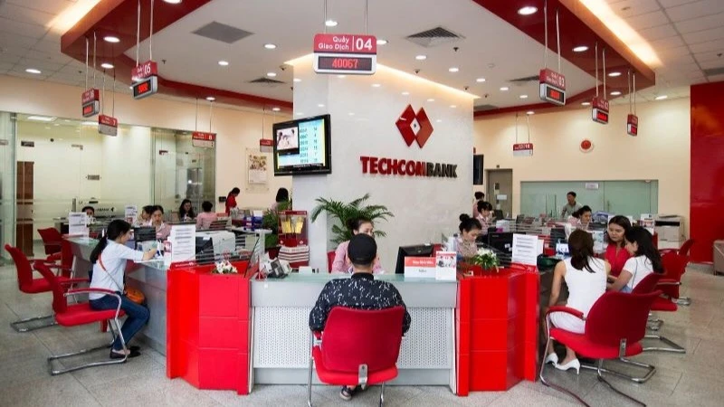 Khách hàng giao dịch tại chi nhánh Techcombank.