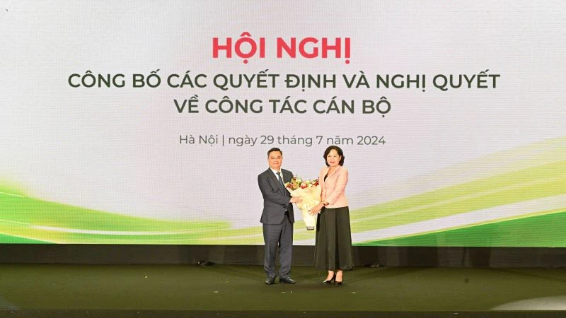 Thống đốc Ngân hàng Nhà nước Việt Nam Nguyễn Thị Hồng (bên phải) tặng hoa chúc mừng tân Chủ tịch Hội đồng Quản trị Vietcombank Nguyễn Thanh Tùng.