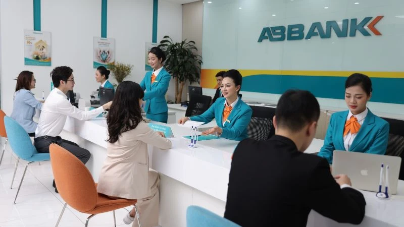 Khách hàng giao dịch tại chi nhánh ABBANK.