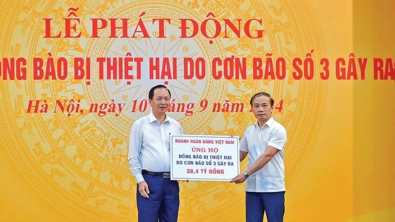 Phó Thống đốc Thường trực Ngân hàng Nhà nước Việt Nam Đào Minh Tú đại diện trao 38,4 tỷ đồng là đóng góp của ngành ngân hàng ủng hộ đồng bào bị thiệt hại do bão số 3.