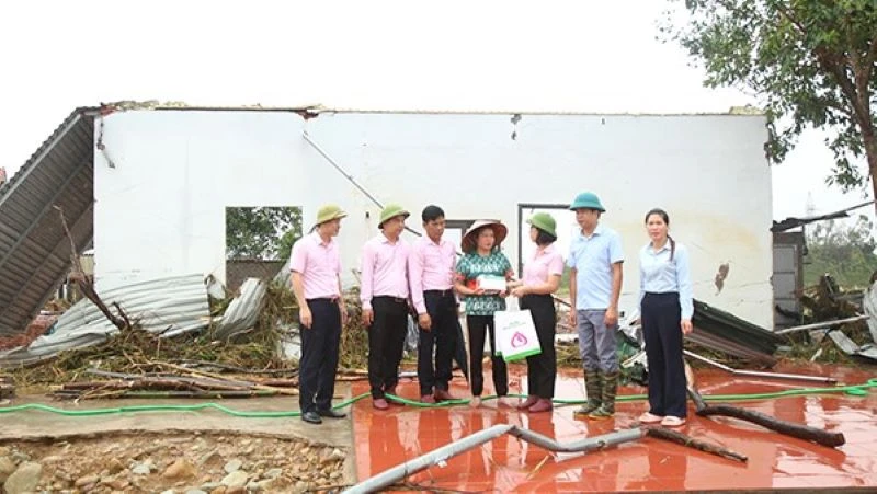 Chia sẻ những khó khăn với gia đình ông Lý Văn Vùng ở thôn Nà Bấc, xã Đông Hải, huyện Tiên Yên (Quảng Ninh) khi toàn bộ ngôi nhà và tài sản bị dòng nước lũ cuốn trôi mất hết.