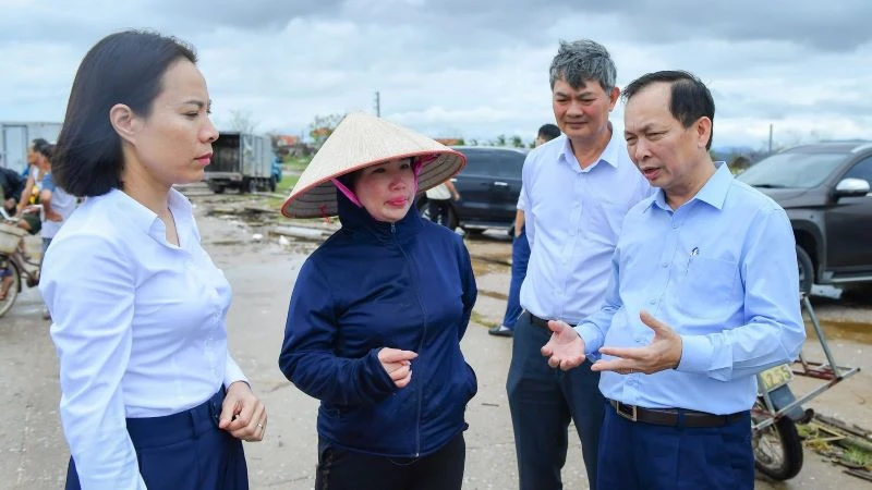 Đoàn công tác đã tới thăm, chia sẻ và động viên đối với một số hộ dân nuôi trồng thuỷ sản tại thị xã Quảng Yên (Quảng Ninh) bị ảnh hưởng nặng nề bởi cơn bão số 3.