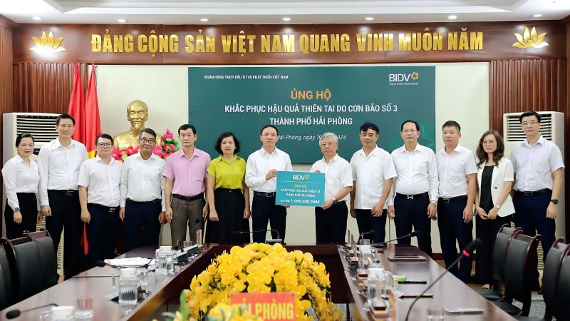 Ông Trần Xuân Hoàng, Phó Bí thư thường trực Đảng ủy, Ủy viên HĐQT BIDV, đại diện Ngân hàng trao kinh phí ủng hộ khắc phục hậu quả thiên tai do cơn bão số 3 tại thành phố Hải Phòng.