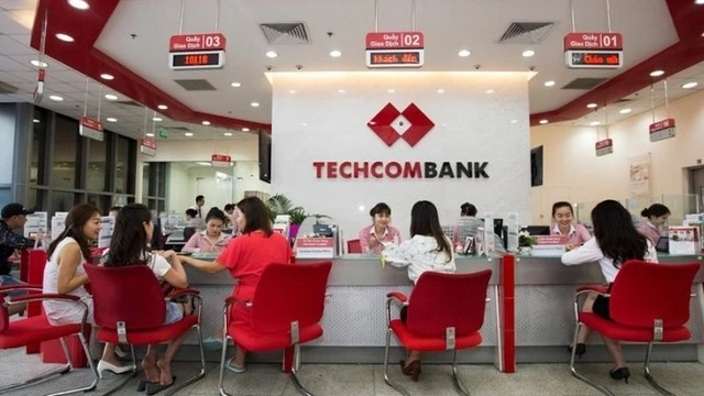 Giao dịch khách hàng tại Techcombank.