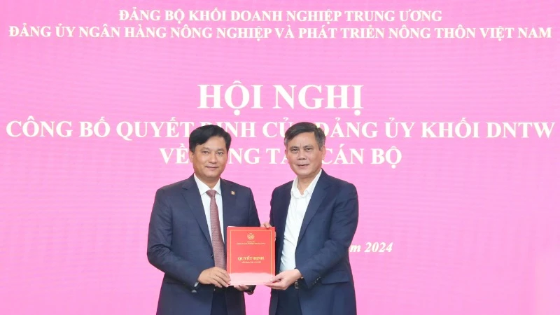 Đồng chí Trần Thắng trao Quyết định giao phụ trách Đảng bộ Agribank đối với Tổng Giám đốc Phạm Toàn Vượng.