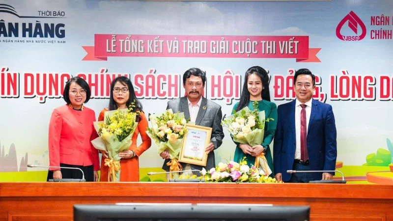 Ban tổ chức trao giải đặc biệt cho các tác giả của tác phẩm “Tín dụng chính sách xã hội - Trụ đỡ hợp “ý Đảng, lòng dân”.