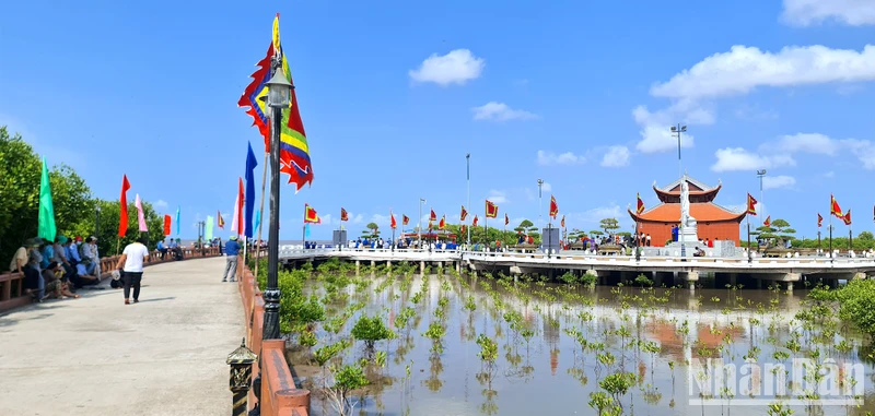 Khu du lịch Mũi Cà Mau (huyện Ngọc Hiển, tỉnh Cà Mau) thu hút đông đảo khách thập phương trong dịp Lễ 30/4. 