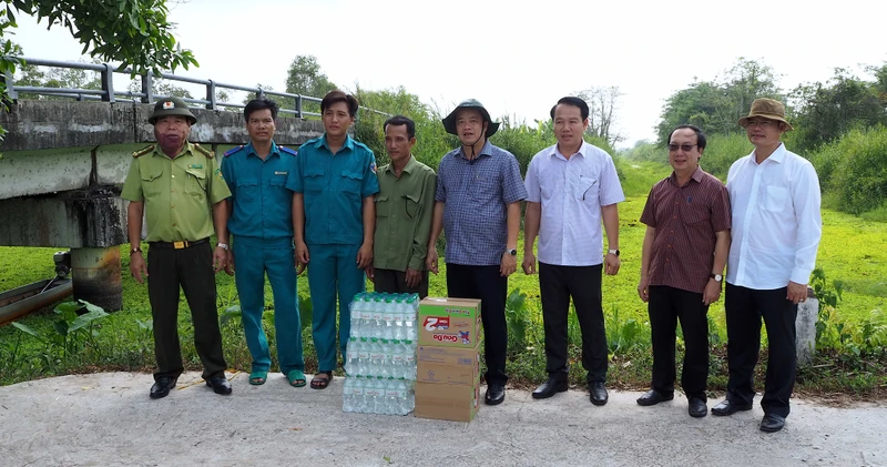 Chủ tịch Ủy ban nhân dân tỉnh Cà Mau Huỳnh Quốc Việt (thứ tư từ phải sang) thăm, tặng quà, đôn đốc lực lượng giữ rừng tại Vườn quốc gia U Minh hạ. 