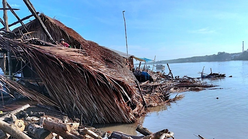 Khu vực sạt lở thuộc ấp Nhà Hội (xã Tam Giang, huyện Năm Căn) làm hư hỏng 4 nhà dân vào rạng sáng 23/5.