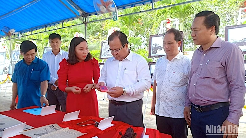 Phó Chủ tịch Ủy ban nhân dân tỉnh Cà Mau Nguyễn Minh Luân (đeo kính) tham quan các hiện vật trưng bày vừa tiếp nhận. 