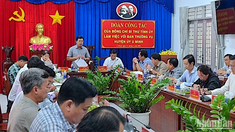 Bí thư Tỉnh ủy Cà Mau Nguyễn Tiến Hải (đứng) chỉ đạo tại buổi làm việc với Ban Thường vụ Huyện ủy U Minh vào chiều 31/5. 