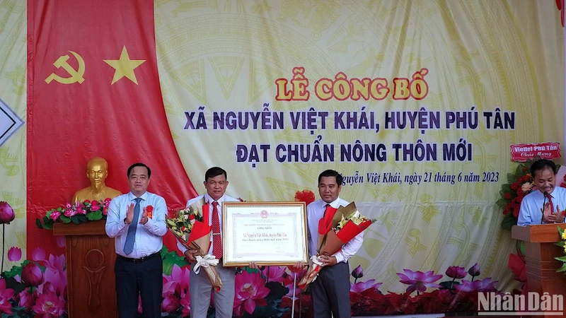 Lãnh đạo tỉnh Cà Mau trao quyết định công nhận xã Nguyễn Việt Khái đạt chuẩn nông thôn mới chiều 21/6.