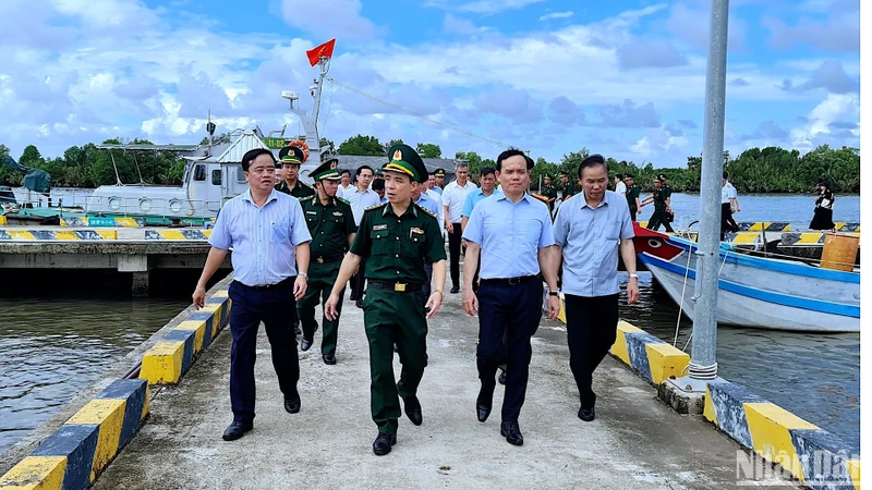 Phó Thủ tướng Trần Lưu Quang (thừ 2 từ phải qua) kiểm tra tình hình IUU tại Cà Mau vào trưa 26/6.