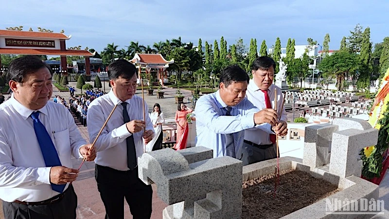 Lãnh đạo tỉnh Cà Mau viếng, thắp hương tri ân anh hùng liệt sĩ tại Nghĩa trang Liệt sĩ tỉnh Cà Mau.