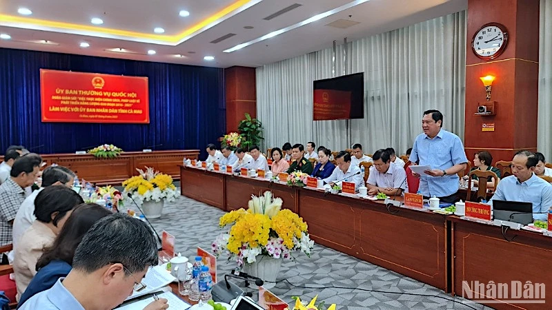 Phó Chủ tịch Ủy ban nhân dân tỉnh Cà Mau Lâm Văn Bi (đứng) báo cáo với Đoàn giám sát về tình hình thực hiện chính sách, pháp luật về phát triển năng lượng tại địa phương. 
