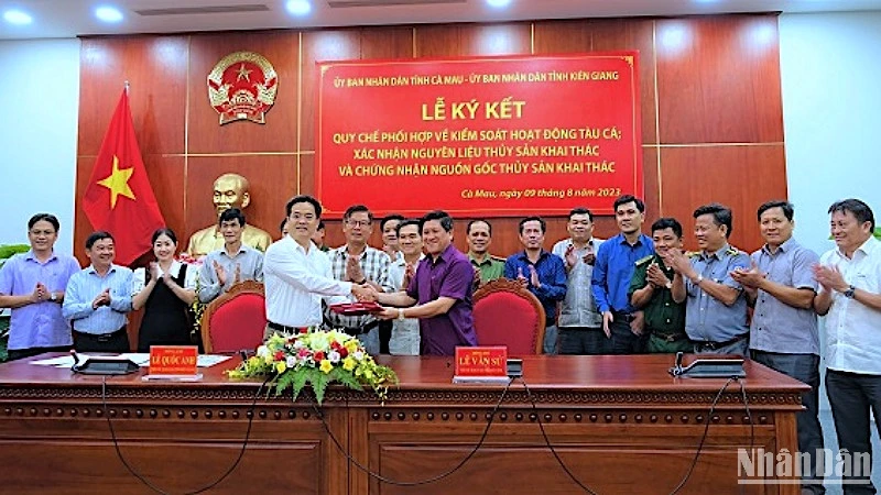 Đại diện lãnh đạo Ủy ban nhân dân tỉnh Cà Mau Kiên Giang ký kết, trao quy chế phối hợp vào chiều 9/8.