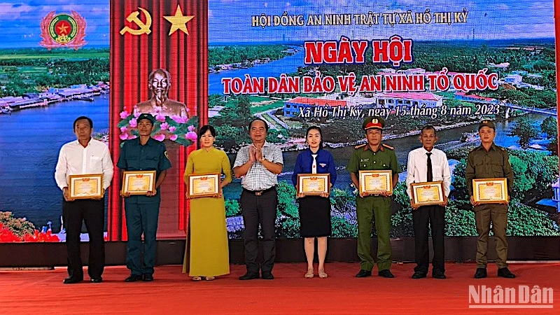Chính quyền huyện Thới Bình (tỉnh Cà Mau) khen thưởng cho những tập thể, cá nhân tiêu biểu trong phong trào toàn dân bảo vệ an ninh Tổ quốc. 